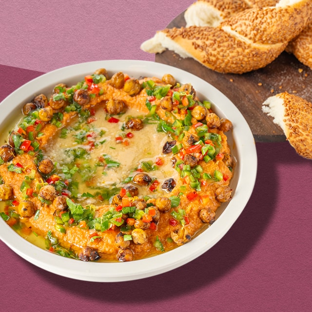 Verse hummus met tomaat